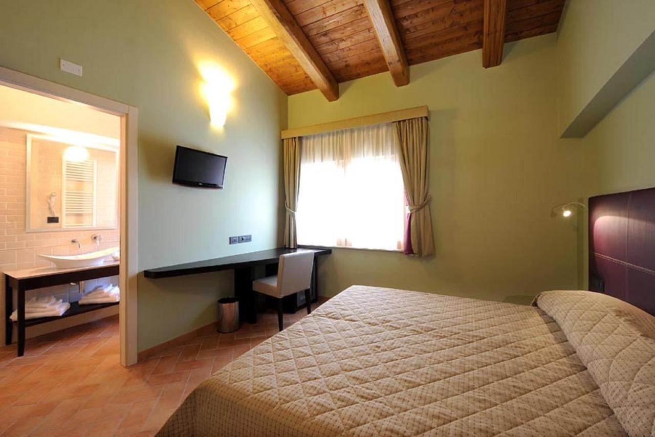 Magione Papale Relais Hotel LʼAquila Szoba fotó