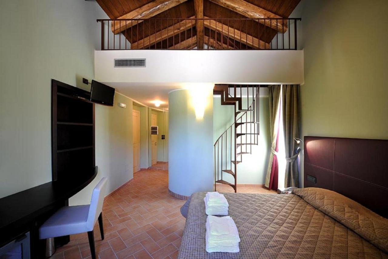 Magione Papale Relais Hotel LʼAquila Szoba fotó